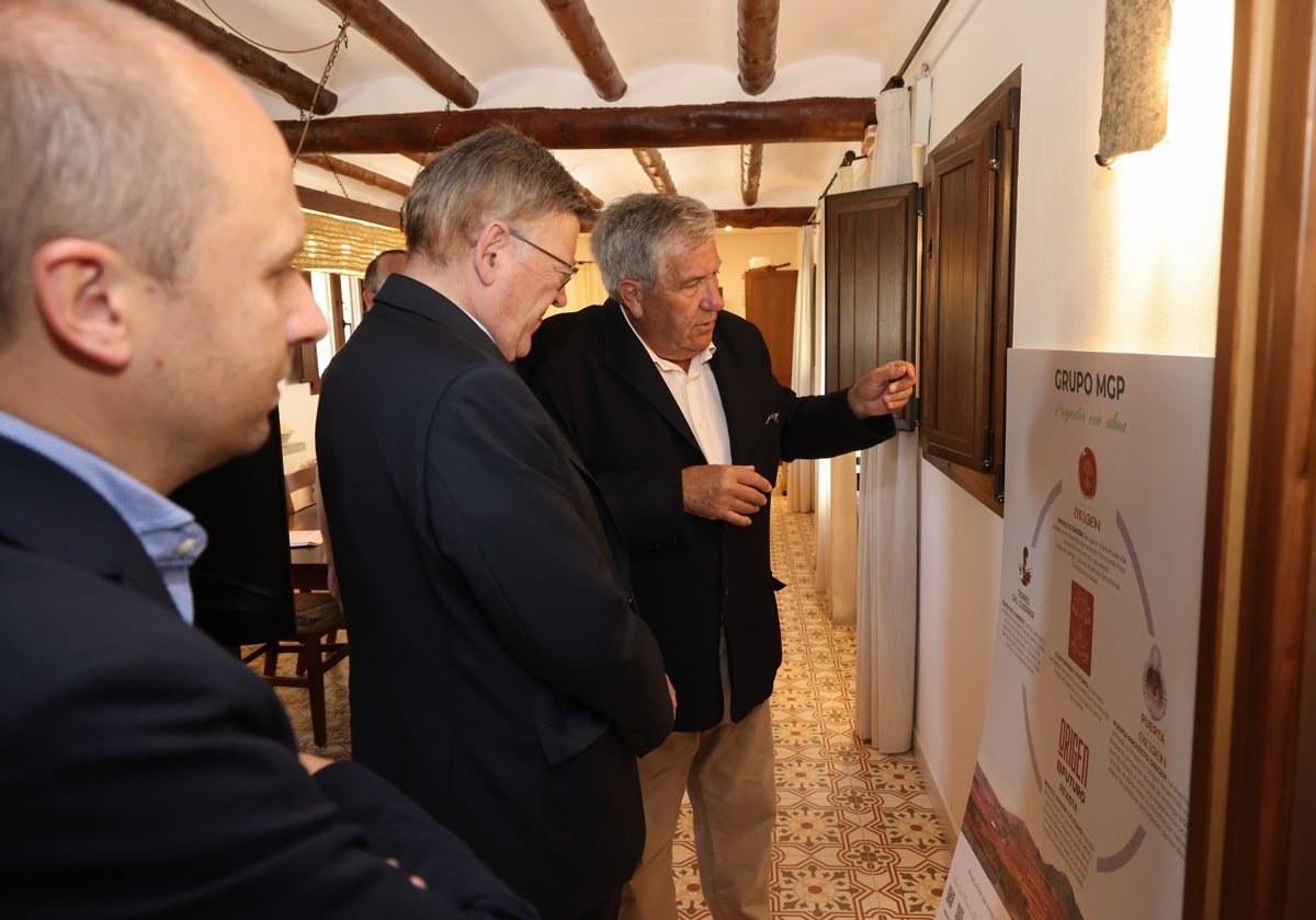 Ximo Puig, junto al alcalde de Moixent y el impulsor del proyecto Manuel García-Portillo.