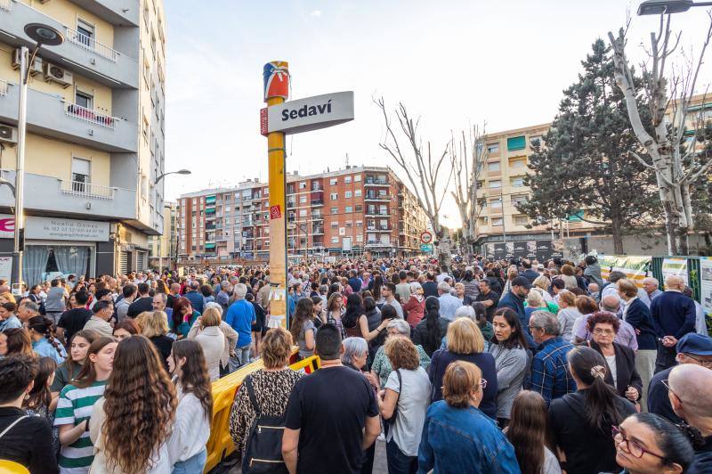 Concentración en Alfafar tras morir una joven arrollada por un tren en el paso a nivel