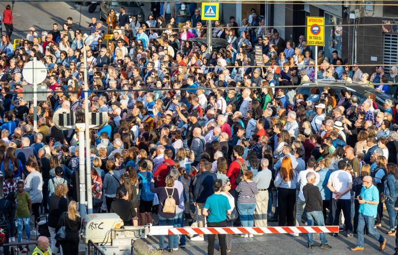 Concentración en Alfafar tras morir una joven arrollada por un tren en el paso a nivel