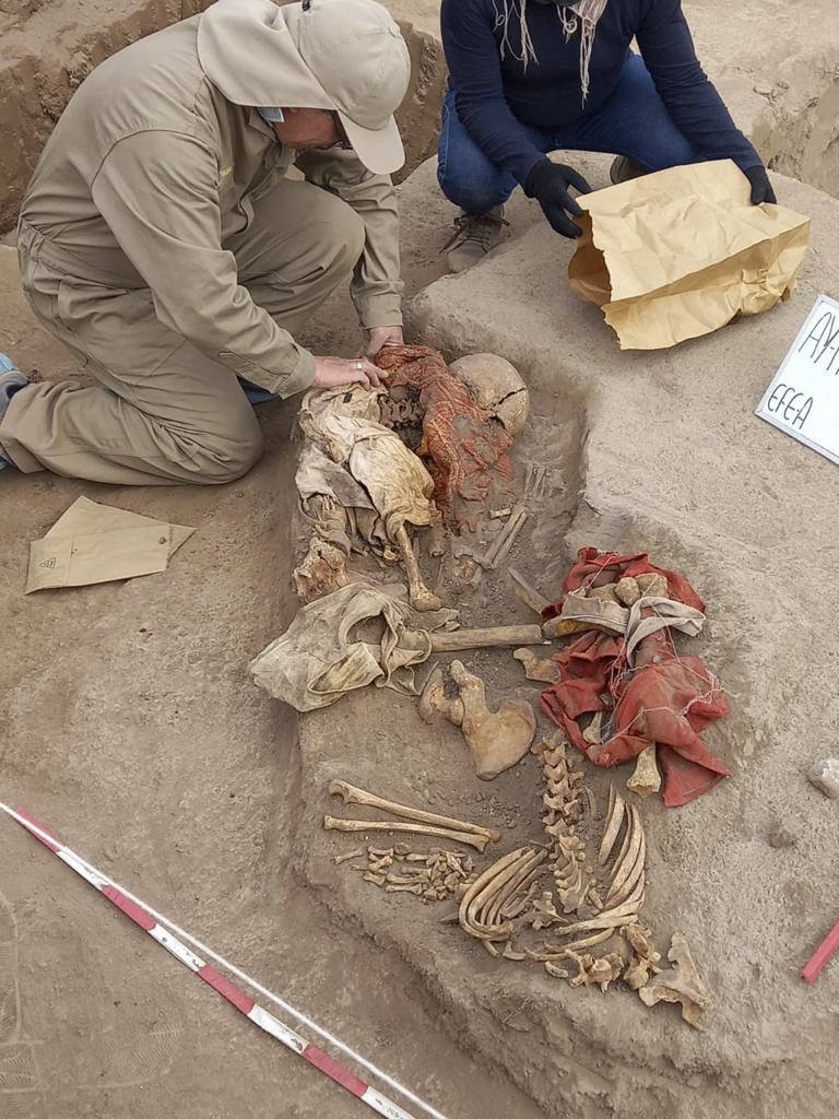 Hallan en Perú un momia de hace 1.000 años que conserva restos de piel y pelo