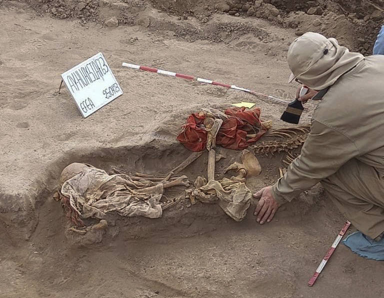 Hallan en Perú un momia de hace 1.000 años que conserva restos de piel y pelo