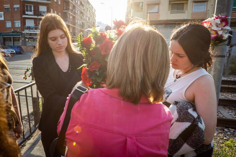 Concentración en Alfafar tras morir una joven arrollada por un tren en el paso a nivel