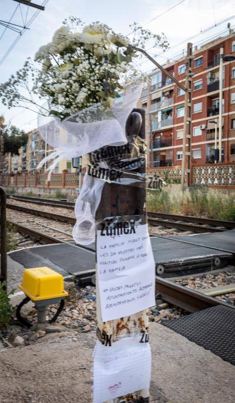 Concentración en Alfafar tras morir una joven arrollada por un tren en el paso a nivel