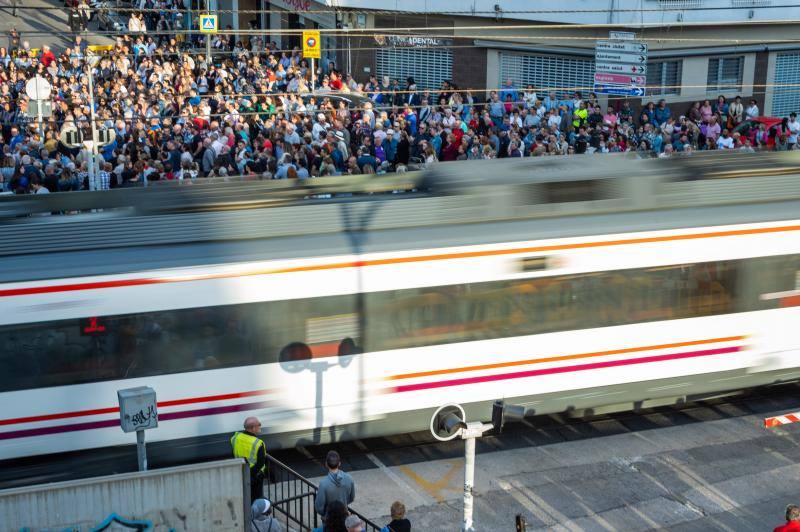 Concentración en Alfafar tras morir una joven arrollada por un tren en el paso a nivel
