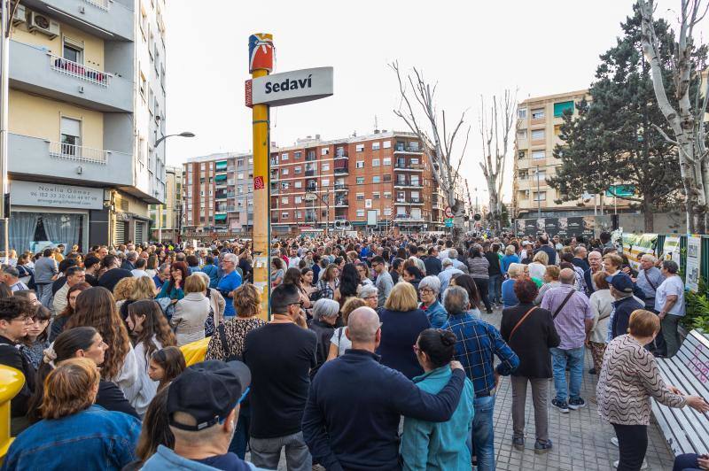Concentración en Alfafar tras morir una joven arrollada por un tren en el paso a nivel