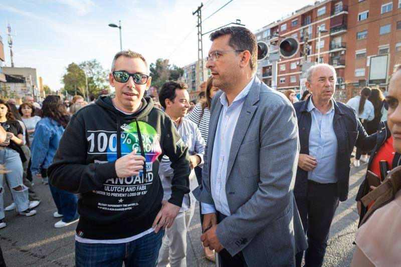 Concentración en Alfafar tras morir una joven arrollada por un tren en el paso a nivel