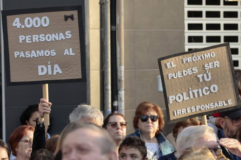 Concentración en Alfafar tras morir una joven arrollada por un tren en el paso a nivel