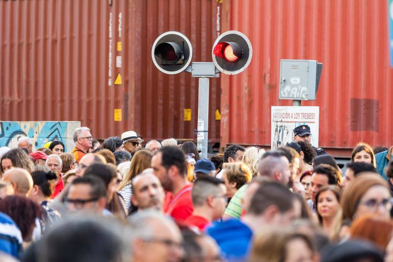 Concentración en Alfafar tras morir una joven arrollada por un tren en el paso a nivel