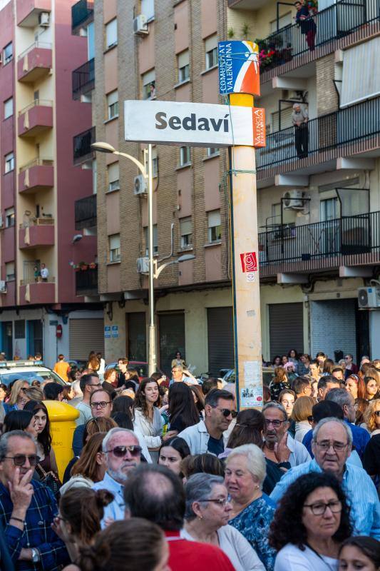 Concentración en Alfafar tras morir una joven arrollada por un tren en el paso a nivel