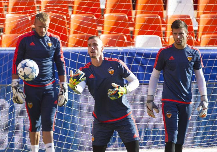 Antonio Sivera (d.), junto a Jaume Doménech (c.) y Yoel Rodríguez (i.), con el Valencia en 2015.