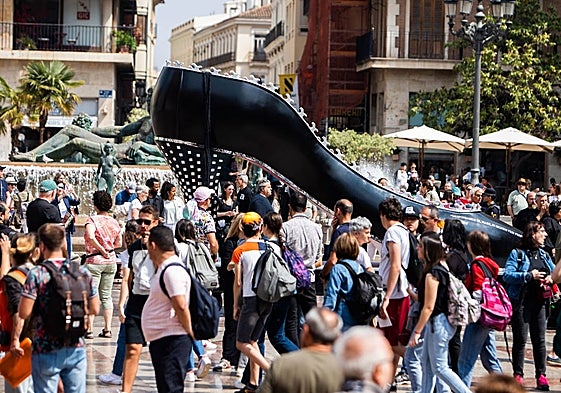 El zapato góndola' de Miralda, en plena Plaza de la Virgen.