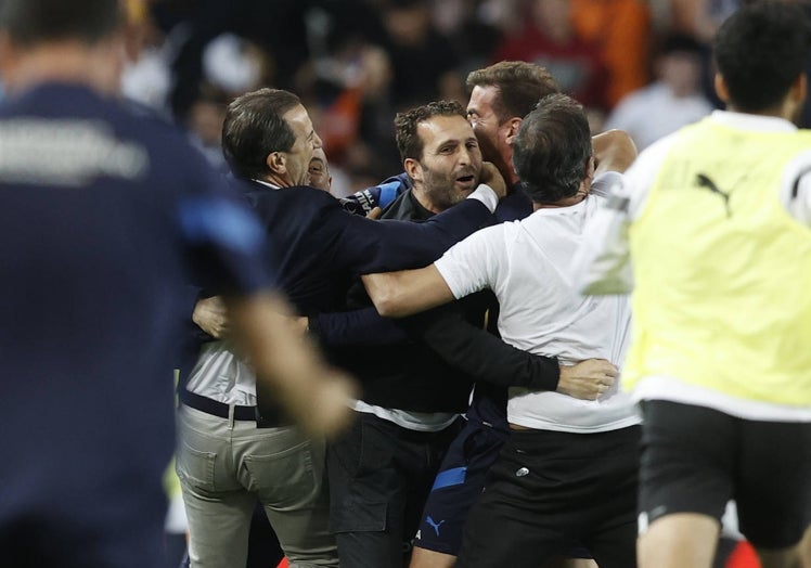 Rubén Baraja celebra emocionado el gol de Javi Guerra junto a Voro y el resto de su cuerpo técnico.