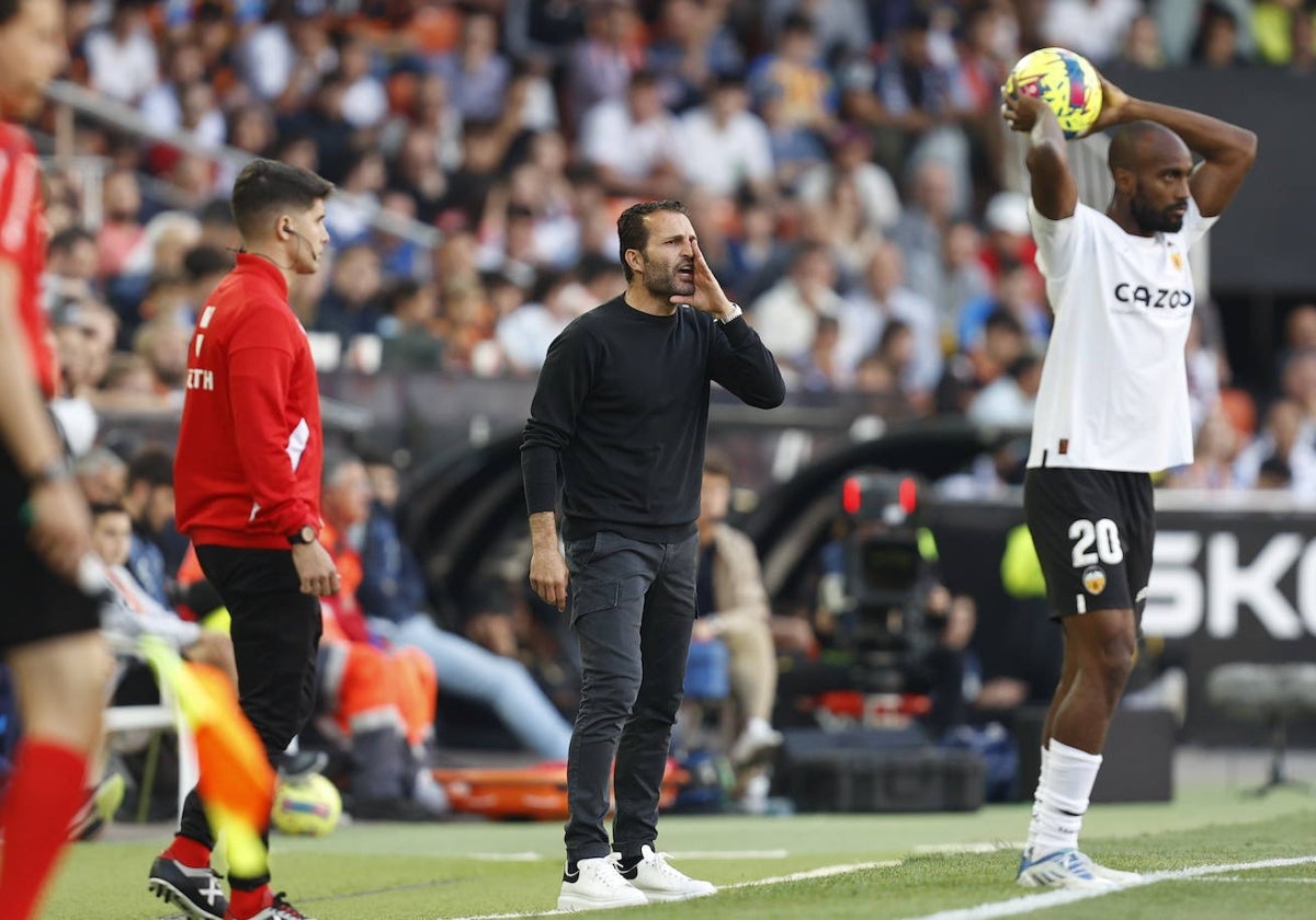 Rubén Baraja da indicaciones a sus jugadores durante el Valencia-Valladolid.