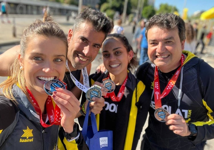 Ana (i), junto sus compañeros de club, Vicente y Blanca y al entrenador y exatleta José Antonio Redolat.