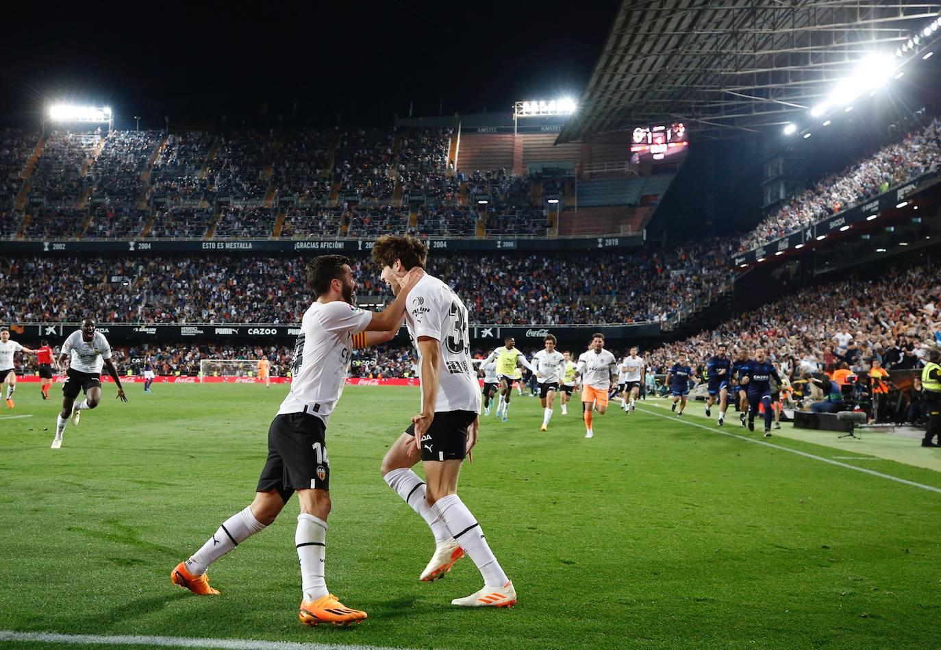 Así fue la celebración del gol de Javi Guerra que desató la euforia en Mestalla