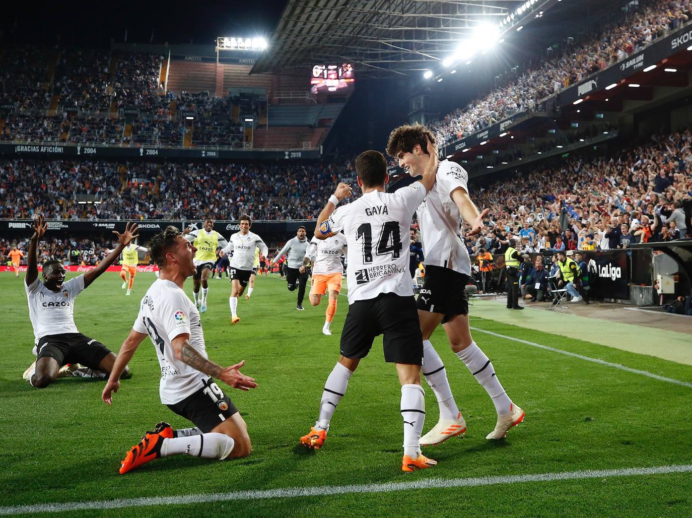 Así fue la celebración del gol de Javi Guerra que desató la euforia en Mestalla