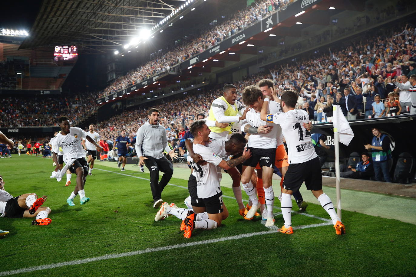 Así fue la celebración del gol de Javi Guerra que desató la euforia en Mestalla