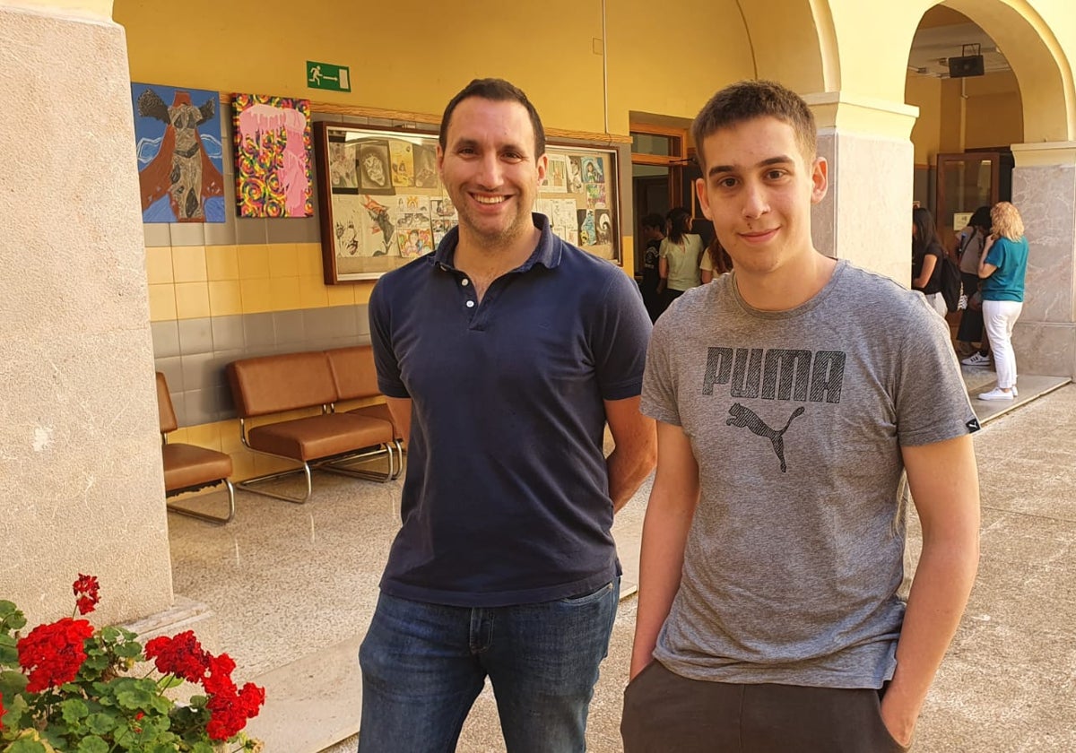 Enric Serrano, junto con su profesor y preparador, Jordi Baraza.