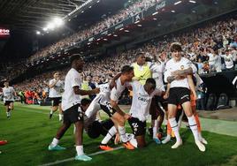 Los jugadores del Valencia celebran el gol de Javi Guerra.