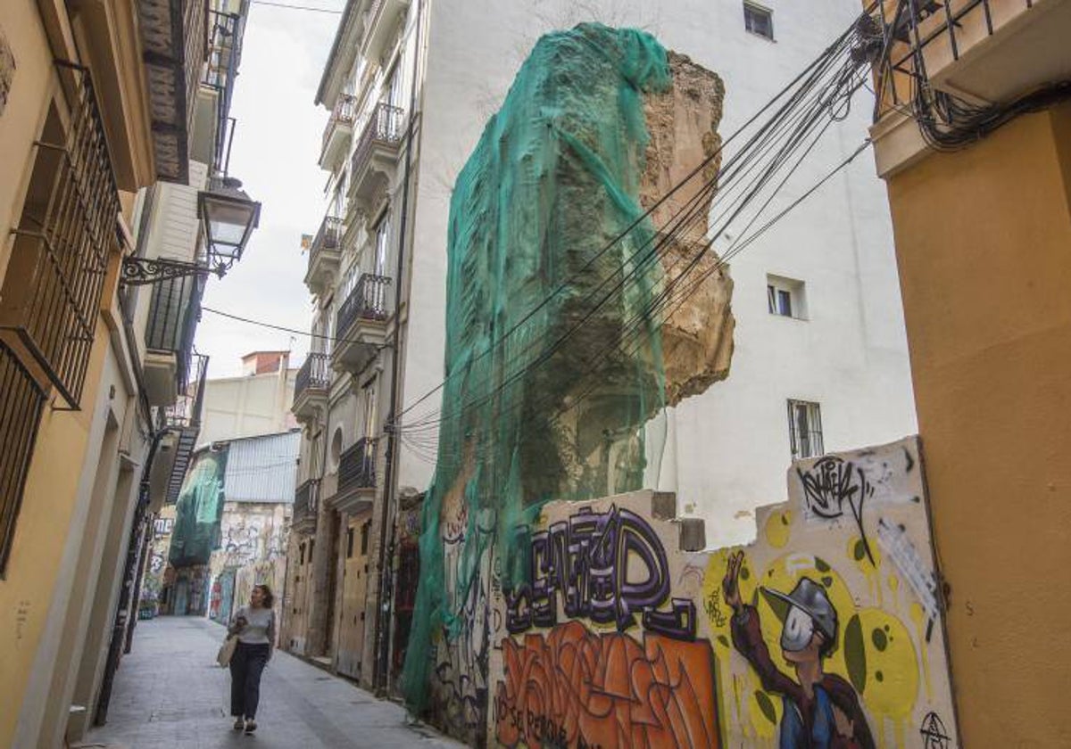 La muralla árabe en la calle Salinas en estado de degradación.