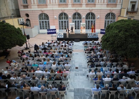 Imagen secundaria 1 - Arriba, Carlos Mazón y Marcos Sanchis al inicio del acto; asistentes al acto a la Casa de la Cultura y, sobre estas líneas, el tenor Ignacio Giner, cantando el himno de la Comunitat.