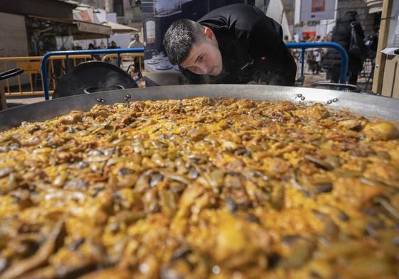 Un chef observa el punto del arroz en la edición de Tastarròs del pasado año.