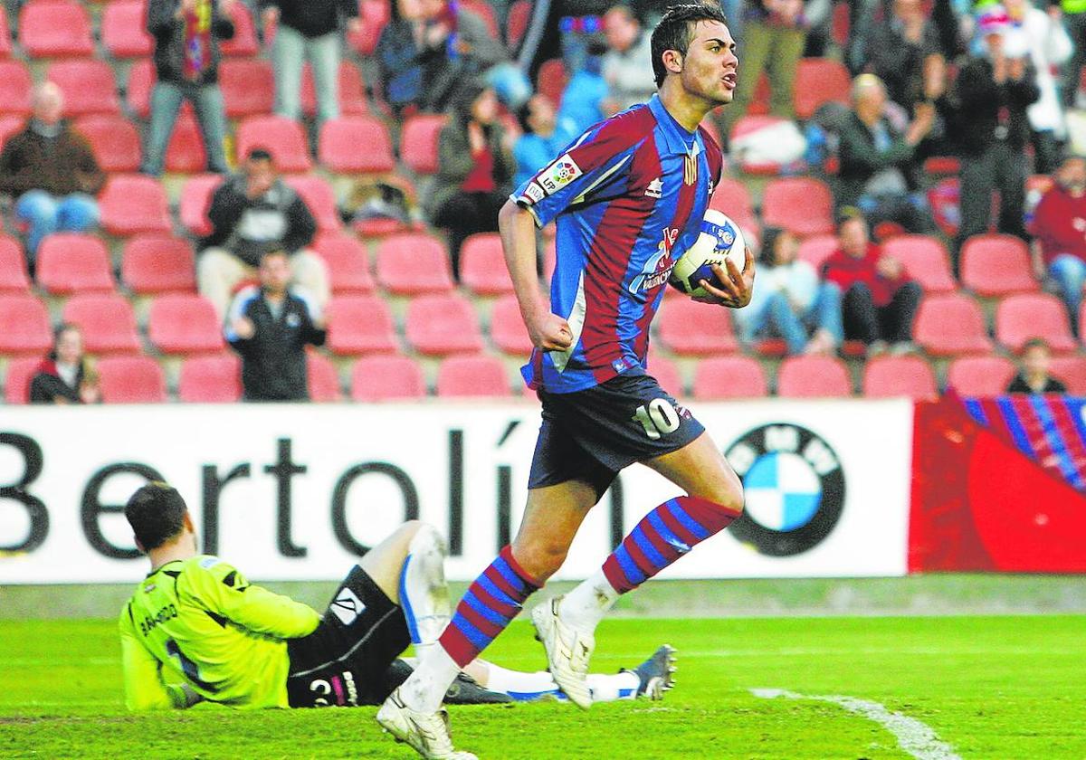 Vicente Iborra, tras marcar ante el Deportivo Alavés en 2009, el que fue su segundo gol con la camiseta del Levante.