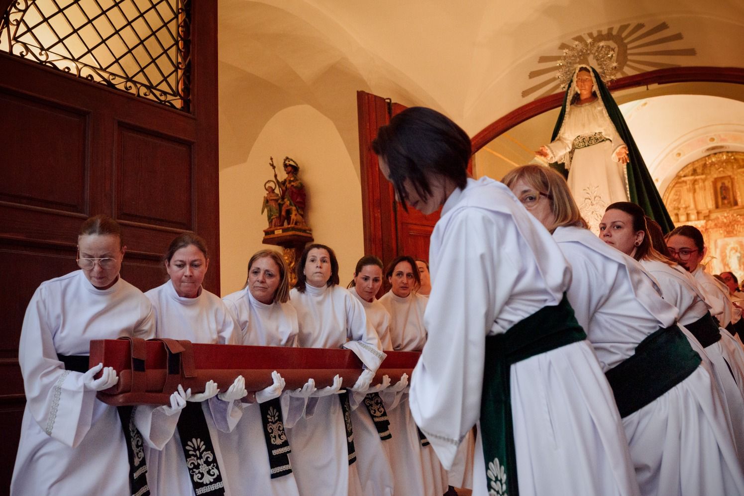 Cofrades de la hermandad sacando a la Virgen de la Esperanza.