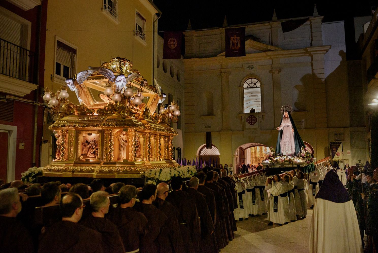 El Sepulcro y Virgen de la Esperanza en un acto en Semana Santa.