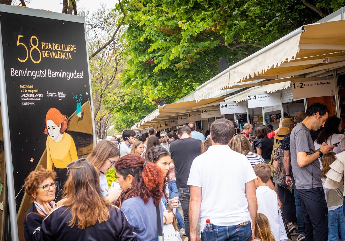 Decenas de personas pasean y compran libros este sábado en el primer fin de semana de la Fira del Llibre.