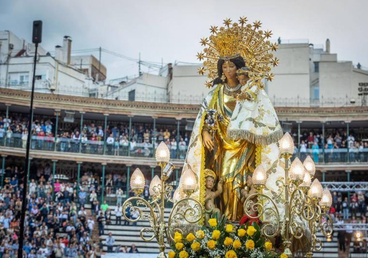 La imagen peregrina de la virgen, en la plaza de toros de Valencia.