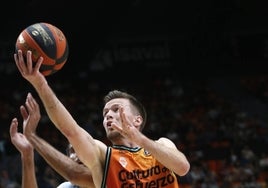 Hermannsson encara el aro del Obradoiro para buscar la canasta.