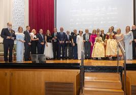 Los premiados, tras el acto organizado por la Orden del Querer Saber, con Marisa Marín al frente.