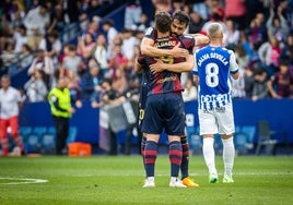 Iborra y Soldado se abrazan tras ganar al Alavés.