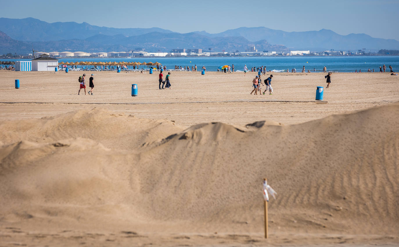 Montañas de arena en la playa del Cabanyal