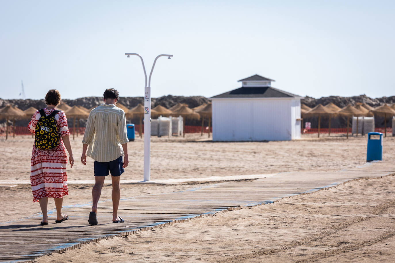 Montañas de arena en la playa del Cabanyal