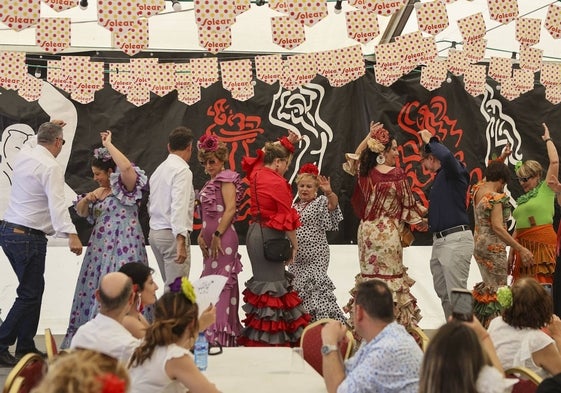 Baile y cante en las cerca de veinte casetas que componen la cita festiva.