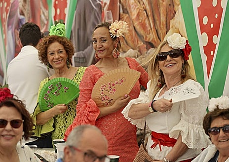 Imagen secundaria 1 - Baile y cante en las cerca de veinte casetas que componen la cita festiva.