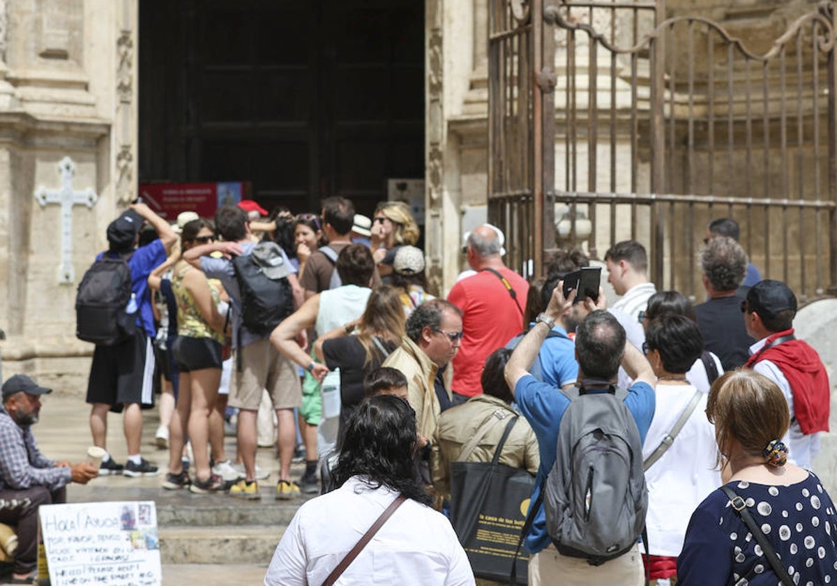 Una larga cola de visitantes para acceder a la Catedral, este domingo.