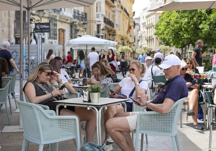 Imagen principal - Terrazas y bares del centro, playas y calles, llenas de turistas y vecinos.