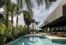 La impresionante casa recuerda a un resort con vistas al Pacífico.