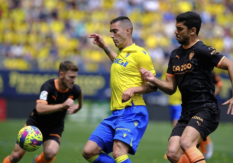 Cenk Özkacar (d) lucha por el balón con el jugador del Cádiz CF Sergi Guardiola.