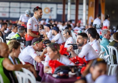 Imagen secundaria 1 - Participantes en la llegada y en la zona postmeta, donde ha continuado la gran fiesta del cicloturismo en Valencia.