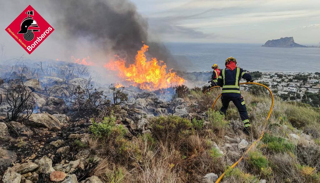 El incendio forestal en la cala Llabeig de Teulada, en imágenes