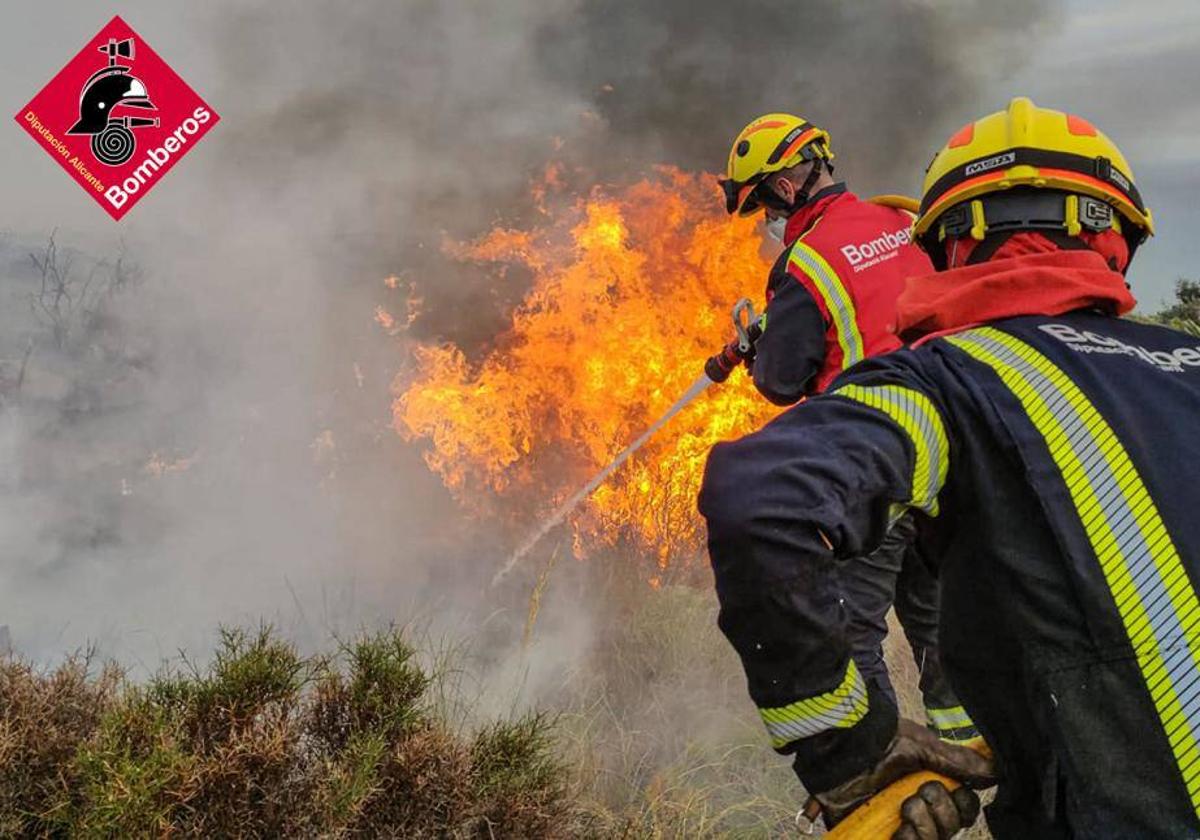 El incendio forestal en la cala Llabeig de Teulada, en imágenes