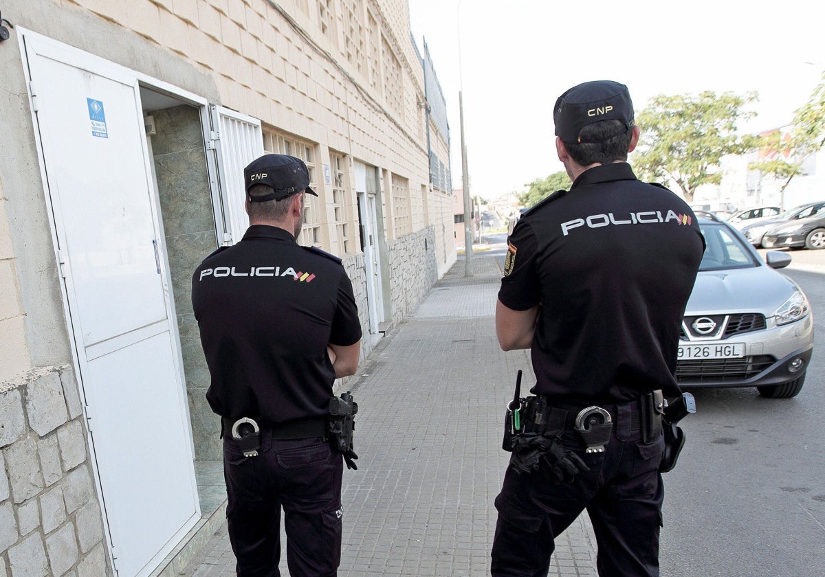 Dos agentes de la Policía Nacional, en una imagen de archivo.