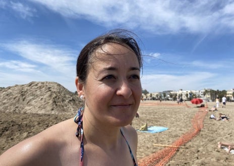 Imagen secundaria 1 - Bañistas subiendo a los montículos y abajo, María Victoria Utiel, turista de Albacete y Saturnina Patiño, vecina de Valencia.