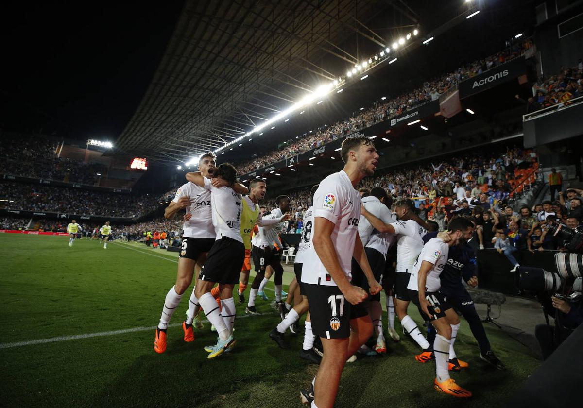 Los jugadores del Valencia CF tras el gol de Javi Guerra ante el Valladolid.