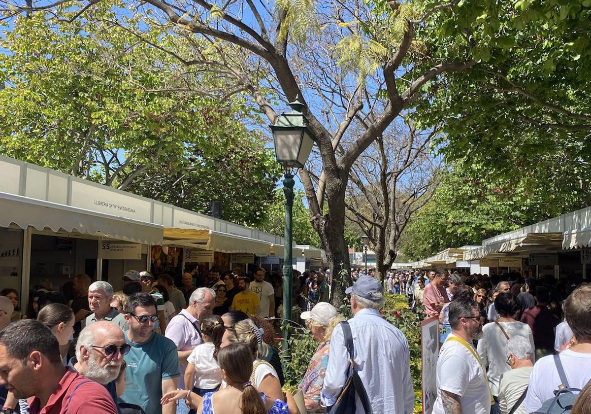 Fira del Llibre en los Jardines de Viveros este lunes.