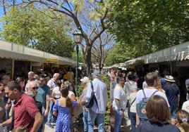 Fira del Llibre en los Jardines de Viveros este lunes.